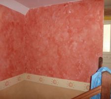 Voila les couleurs présentes (toujours en enduit très épais) dans la montée d'escalier et vers la chambre là où j'ai fait le dressing.
se situant dans un escalier de 20 marches donc à plus 5.5m le haut des murs, quelle joie ce fut de poncer ici, puis sous coucher et peindre