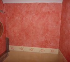Voila les couleurs présentes (toujours en enduit très épais) dans la montée d'escalier et vers la chambre là où j'ai fait le dressing.
se situant dans un escalier de 20 marches donc à plus 5.5m le haut des murs, quelle joie ce fut de poncer ici, puis sous coucher et peindre
