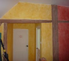 Voila les couleurs présentes (toujours en enduit très épais) dans la montée d'escalier et vers la chambre là où j'ai fait le dressing.
se situant dans un escalier de 20 marches donc à plus 5.5m le haut des murs, quelle joie ce fut de poncer ici, puis sous coucher et peindre