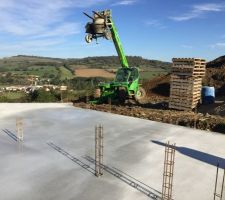 Depuis la cuisine, vue sur le salon et salle à manger