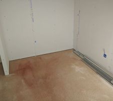 Chambre cloison placard