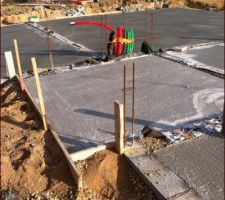 Dalle du RDC coulée. Au sommet de la photo : garage double à droite et stationnement couvert mais ouvert à gauche. C'est cette partie qui aurait dû être coulée 17 cm plus haut... Au premier plan : "mini terrasse couverte" pour la buanderie, pour faire sécher le linge quand il pleut.