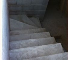 Escalier vers le sous-sol coulé!
