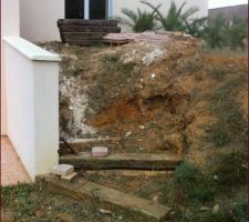 Les d&eacute;buts de l'escalier reliant zone nuit et zonze jour
On taille dans le talus