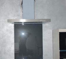 Hotte pos&eacute;e et protection du verre derri&egrave;re plaque induction (carreau verre gris) , merci du coup de main Gilles