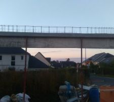 D&eacute;tail baie du salon : coffre b&eacute;ton avec poutre en relev&eacute;