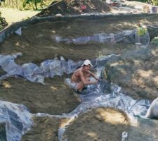 Grillage fin, sacs plastique et sable avant feutre et liner