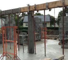 Poutre qui traverse la maison faite