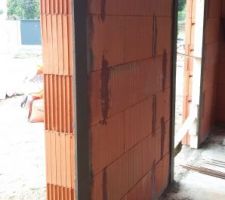 Maçonnerie pour recevoir les huisseries (baie vitrée + galandage cuisine)