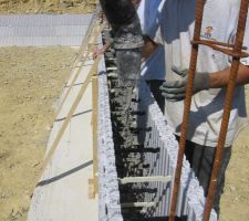 Début du coulage : toupie   pompe
Béton : type S3
S en sortie pour réduite le débit
Petite aiguille vibrante pour les endroits délicats.