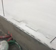 Est ce normale que le voit polyesters et qu'il y et des troue a certain endroit merci