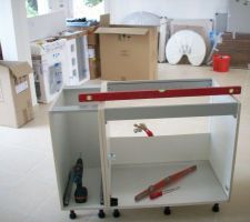 D&eacute;but de la pose de la cuisine.