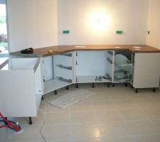 D&eacute;but de la pose de la cuisine.