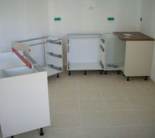 D&eacute;but de la pose de la cuisine.