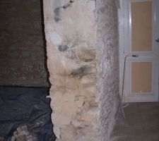 Decoupe du mur de refend à la scie devant le conduit de cheminée....pas de jambage les  pierres tombent...epaisseur du mur restant 15 cm (pierre et terre) 2 étages au dessus.