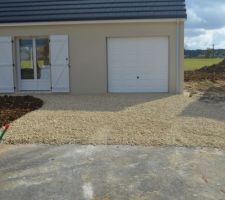 Sol aplani , adieu tas de terre,caillou posé devant le garage et long de la maison jusqu'à la porte d'entrée , terrassement pratiquement fini , il peut pleuvoir maintenant plus de problème pour rentrer dans la maison , la boue est oubliée OUF!!!!!!