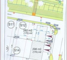 Implantation de la maison sur le terrain.
A noter, la voie qui longe mon terrain est &agrave; sens unique. Elle ne devrait pas &ecirc;tre utilis&eacute;e par plus de 10 voitures diff&eacute;rentes dans la journ&eacute;e, donc je m'inqui&egrave;te pas trop !