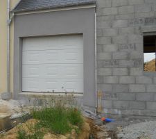 Le mur mitoyen (le seul de mon terrain). Les deux habitations sont séparées par un garage. Ça devrait éviter les problèmes d'un point de vue isolation phonique et vibrations ... Même si je ne compte pas "faire péter la sono" (oui pour rappel je vais avoir un cinéma à l'étage) ! Je respecte mon voisinage tout de même ! :D