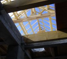 Toit en cours de réalisation, c'est beau une charpente devant un ciel bleu :)