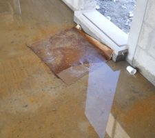 Pas encore de toit et la pluie tombe tous les jours en cette fin de mois de juin (et oui, c'est la Bretagne, c'est pour ça que je l'aime ! Entre autre ...).
Du coup c'est la piscine dans la maison. On pourrait croire que c'est à cause du gobelet qui a été renversé ici ... Non, pas crédible ? Bon ...