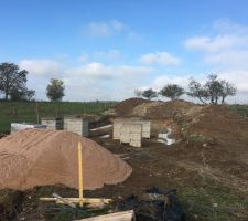 Fondation ok 
Mat&eacute;riel pour vide sanitaire arriv&eacute; sur le chantier !