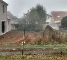 Vu depuis le chemin d accès...futur jardin