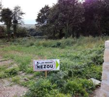 PANNEAU SUR LE TERRAIN