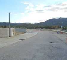 Pose des candélabres + Trottoir + Création emplacement stationnement