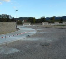 Pose des candélabres + Trottoir + Création emplacement stationnement