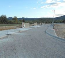 Pose des candélabres + Trottoir + Création emplacement stationnement