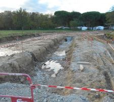 Un petit ruisseau coule