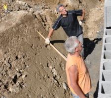 Pose des hourdis de drainage.