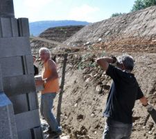 Pose des hourdis de drainage.