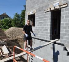 Pose (acrobatique !)des hourdis de drainage.