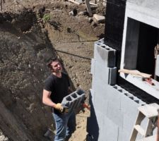 Pose des hourdis de drainage.