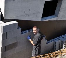 Pose des hourdis de drainage.