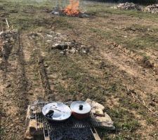 Pr&eacute;paration du repas en profitant des braises...