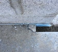 Un morceau de la dalle du garage au niveau de la porte de service se balade...