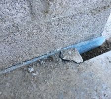 Un morceau de la dalle du garage au niveau de la porte de service se balade...