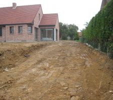 On a essayé de terrasser pour créer une voie pour accéder au jardin avec le tracteur