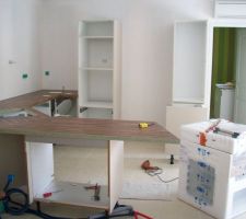 La suite de la pose de la cuisine.