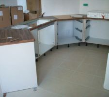 La suite de la pose de la cuisine.