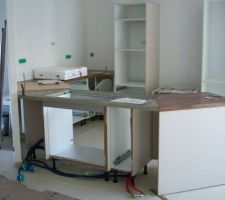 La suite de la pose de la cuisine.