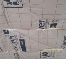 Cordage maintenu avec agrapheuse murale pour éviter que la laine ne cintre et tienne bien en place.