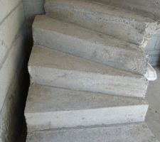 Escalier en béton brut
