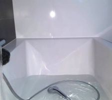 Premier bain dans la graaaaaaande baignoire (2m x 1m).