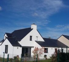 Vue d'ensemble arrière de la maison avec l'extension et le garage