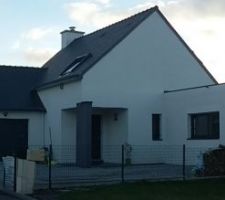 Vue d'ensemble avant de la maison avec l'extension et le garage