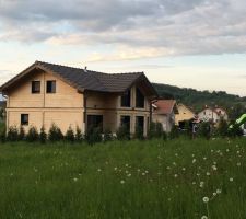 Vue de la maison avec cypres