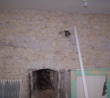 Photos du mur de l'étage 1, fissuré suite à la pose des fers hea...